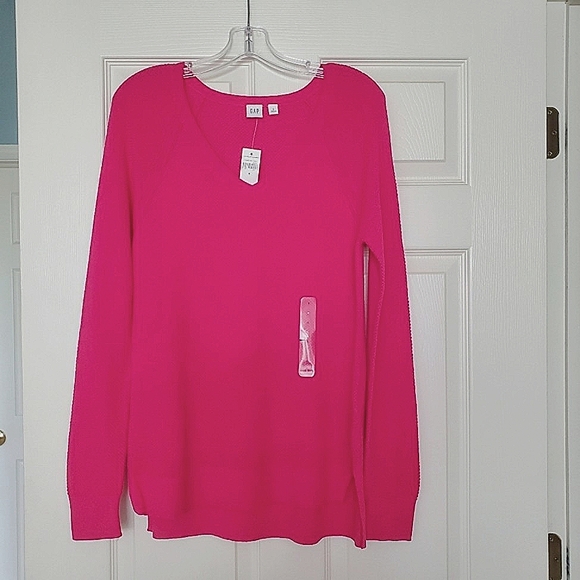 GAP V-Neck Pullover Sweater - Picture 2 of 7